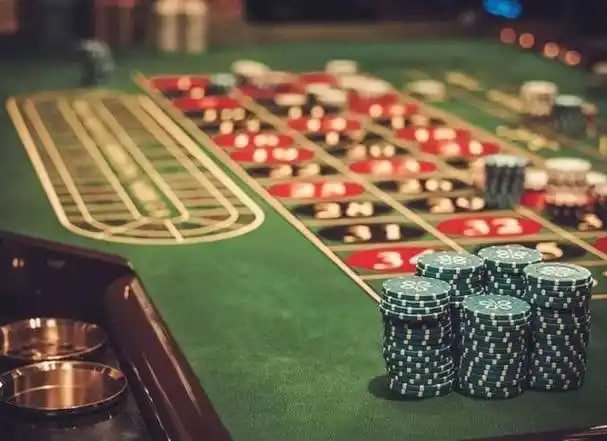 Antarmuka aplikasi mobile hk4d menampilkan menu utama dengan taruhan olahraga, live casino, dan permainan slot